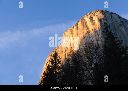 Les rayons du soleil frappent le visage d'El Capitan, Yosemite National Park, Californie Banque D'Images