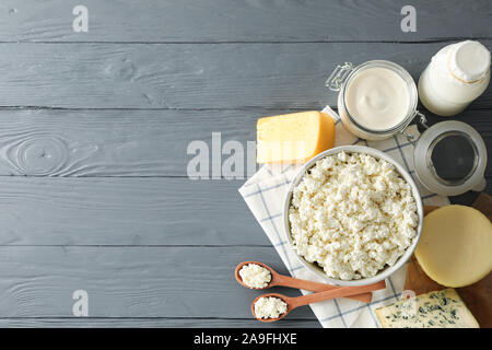 Mise à plat. Différents produits laitiers sur fond de bois gris, copy space Banque D'Images