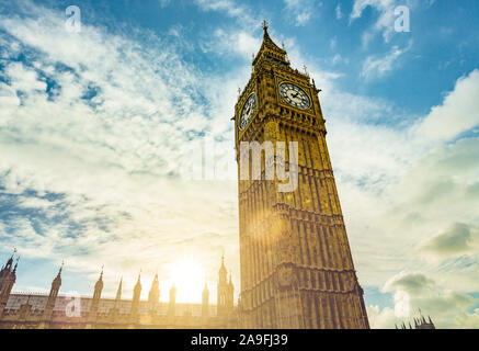 Big Ben church tower à Londres dans la lumière arrière Banque D'Images