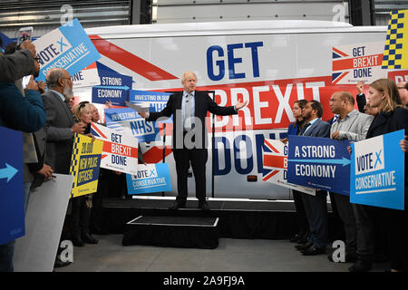 Premier ministre Boris Johnson lors de la présentation officielle du parti conservateur battlebus à Middleton, Greater Manchester. Banque D'Images