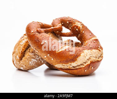 Pâte de blé entier bretzel isolé sur fond blanc Banque D'Images