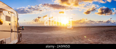 Mobile home sur la plage au coucher du soleil dans la région de Montafon, Danemark Banque D'Images