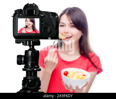 La nourriture asiatique salade de fruits avec vlogger derrière l'appareil photo, les concepts de production de médias sociaux Banque D'Images