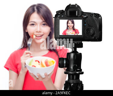 La nourriture asiatique salade de fruits avec vlogger derrière l'appareil photo, les concepts de production de médias sociaux Banque D'Images