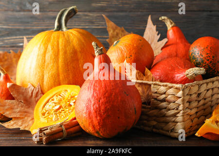 Citrouilles dans panier de paille sur fond de bois, Close up Banque D'Images