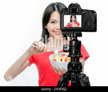 La nourriture asiatique salade de fruits avec vlogger derrière l'appareil photo, les concepts de production de médias sociaux Banque D'Images