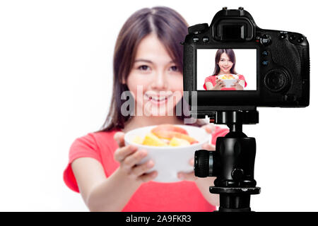 La nourriture asiatique salade de fruits avec vlogger derrière l'appareil photo, les concepts de production de médias sociaux Banque D'Images