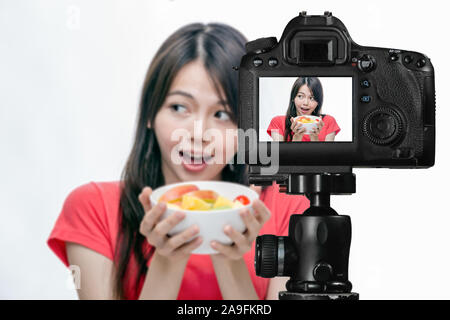 La nourriture asiatique salade de fruits avec vlogger derrière l'appareil photo, les concepts de production de médias sociaux Banque D'Images