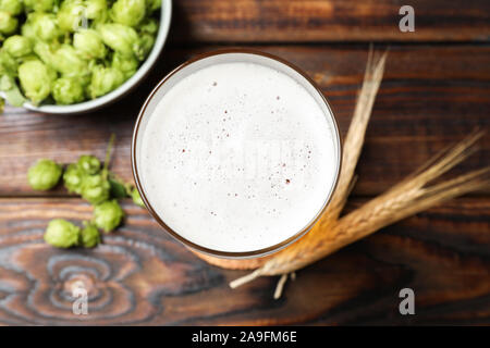 Mag avec bière, épillets et hop sur la table en bois, vue du dessus Banque D'Images