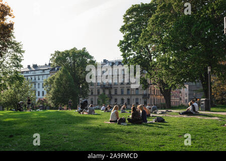 Parc de Stockholm, vue des jeunes dans le parc Tegnérlunden reposant sur un après-midi d'été, Norrmalm, le centre de Stockholm, en Suède. Banque D'Images