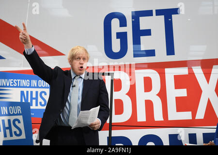 Premier ministre Boris Johnson lors de la présentation officielle du parti conservateur battlebus à Middleton, Greater Manchester. Banque D'Images