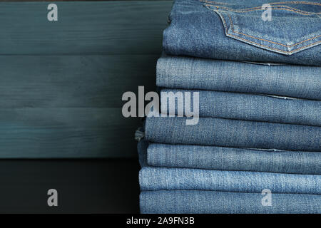 Pile de pantalon de jeans sur tableau noir, l'espace pour le texte Banque D'Images