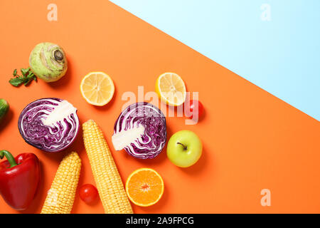 Différents Légumes et fruits sur fond bicolore, copy space Banque D'Images