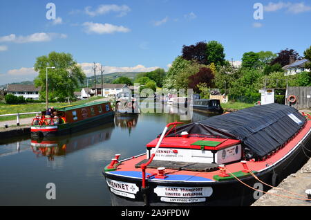 Bateaux amarrés Cananl, Leeds Liverpool Canal, Bingley, Yorkshire Banque D'Images