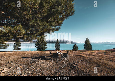 Table de petit déjeuner près du lac bleu et les montagnes à l'arrière Banque D'Images