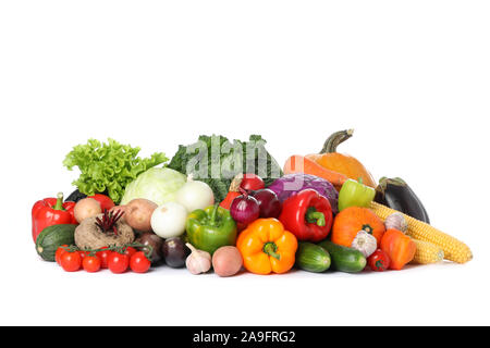 La composition avec des légumes frais isolé sur fond blanc Banque D'Images