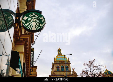 PRAGUE, RÉPUBLIQUE TCHÈQUE/ 01 Novembre 2019 : le logo Starbucks derrière le musée sur la place Venceslas à Prague Banque D'Images