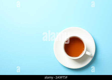 Tasse de thé sur fond bleu, copy space Banque D'Images