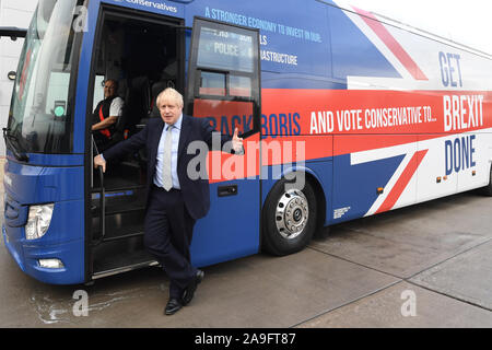 Premier ministre Boris Johnson lors de la présentation officielle du parti conservateur battlebus à Middleton, Greater Manchester. Banque D'Images