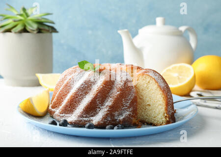 Gâteau avec du sucre en poudre et de bleuets sur fond blanc, de l'espace pour le texte Banque D'Images