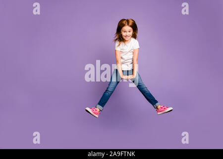 Corps plein de photo petit drôle de dame gingembre haut saut d'allégresse dans l'air fou de joie joyeuse humeur week-end porter des t-shirt jeans isolated Banque D'Images