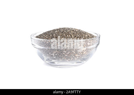 Les graines de Chia dans bol en verre isolé sur fond blanc Banque D'Images