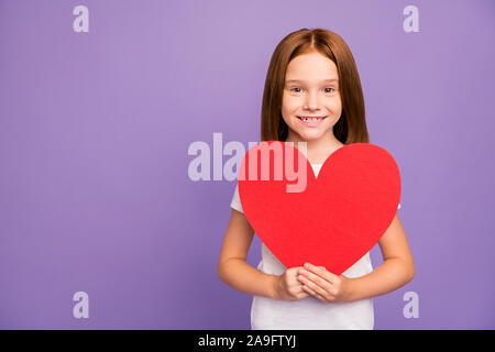 Heureuse fête des mères. Photo de jolie petite Foxy Lady tenir de grandes papier rouge coeur de mère d'accueil figure surprise présent porter t-shirt blanc Banque D'Images