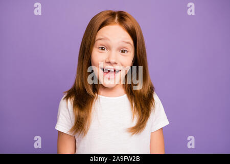 Photo gros plan de jolie adorable petit enfant école Foxy Lady, bouche ouverte, écouter une bonne nouvelle étonnante porter t-shirt blanc isolated over violet pastel Banque D'Images