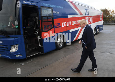 Premier ministre Boris Johnson lors de la présentation officielle du parti conservateur battlebus à Middleton, Greater Manchester. Banque D'Images