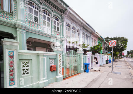 Une dame japonaise qui prend une photo de Peranakan Shophouse d'avant-guerre. Singapour Banque D'Images