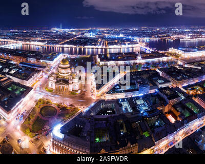 Vue panoramique aérienne de nuit à Saint-Pétersbourg, en Russie. Cathédrale St Isaac illuminé, Neva, des ponts et de la forteresse Pierre-et-Paul Banque D'Images