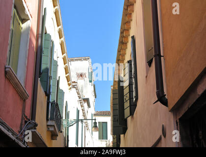 Venise : Looking up dans une étroite ruelle. Banque D'Images