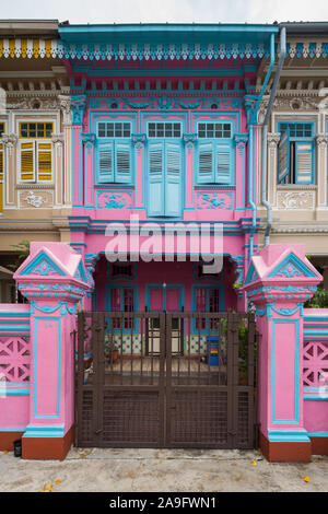 Architecture de deux étages conservée Peranakan shophouse, peinte en rose et bleu. Joo Chiat Road, Singapour. Banque D'Images