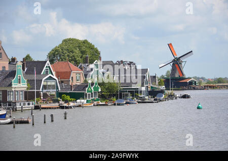 Bâtiments hollandais traditionnel sur la rivière Zaan, Zaanse Schans Banque D'Images