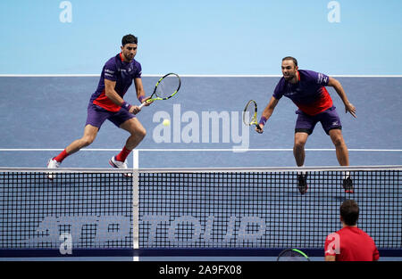 Juan Sebastian Cabal (droite) et Robert Farah (à gauche) en action lors de leur match de double contre Kevin Krawietz et Andreas Mies sur six jours de la finale de l'ATP Nitto l'O2 Arena, Londres. Banque D'Images