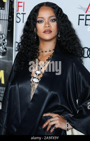 Hollywood, États-Unis. 14Th Nov, 2019. HOLLYWOOD, LOS ANGELES, CALIFORNIE, USA - Le 14 novembre : La chanteuse Rihanna portant un manteau de soirée John Galliano de William Vintage avec un collier et des bracelets par David Webb arrive à l'AFI FEST 2019 - Opening Night Gala - Première mondiale de Universal Pictures' 'Reine' Slim et tenue à l'IMAX Théâtre chinois de Grauman le 14 novembre 2019 à Hollywood, Los Angeles, Californie, États-Unis. (Photo par Xavier Collin/Image Crédit : Agence de Presse) L'agence de presse Image/Alamy Live News Banque D'Images