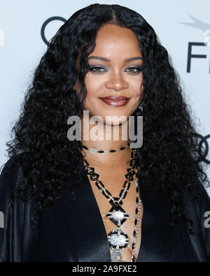 Hollywood, États-Unis. 14Th Nov, 2019. HOLLYWOOD, LOS ANGELES, CALIFORNIE, USA - Le 14 novembre : La chanteuse Rihanna portant un manteau de soirée John Galliano de William Vintage avec un collier et des bracelets par David Webb arrive à l'AFI FEST 2019 - Opening Night Gala - Première mondiale de Universal Pictures' 'Reine' Slim et tenue à l'IMAX Théâtre chinois de Grauman le 14 novembre 2019 à Hollywood, Los Angeles, Californie, États-Unis. (Photo par Xavier Collin/Image Crédit : Agence de Presse) L'agence de presse Image/Alamy Live News Banque D'Images