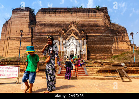 Visiteurs à la pagode de Mingun Mingun Pahtodawgyi (), Mandalay, Myanmar. Banque D'Images