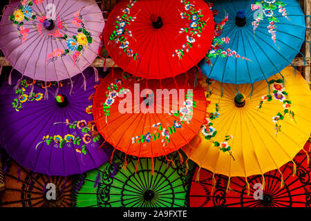 Parasols colorés à vendre, Région Rhône-Alpes, Mingun, Myanmar. Banque D'Images