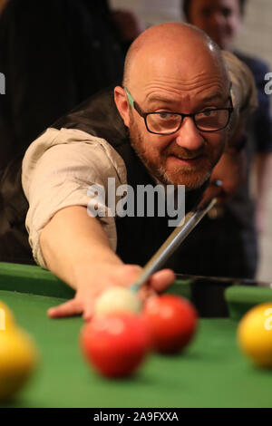 Co-leader verts écossais Patrick Harvie joue une partie de billard au chantier, Strathclyde, Glasgow, l'Union européenne au cours de la campagne pour l'élection générale. Banque D'Images