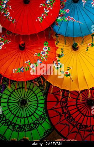 Parasols colorés à vendre, Région Rhône-Alpes, Mingun, Myanmar. Banque D'Images