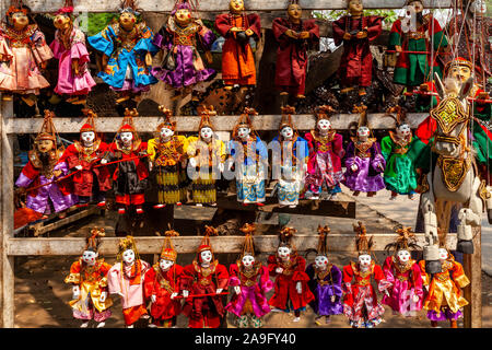 Souvenirs colorés des marionnettes pour vente, Myanmar, Mandalay, Mingun. Banque D'Images