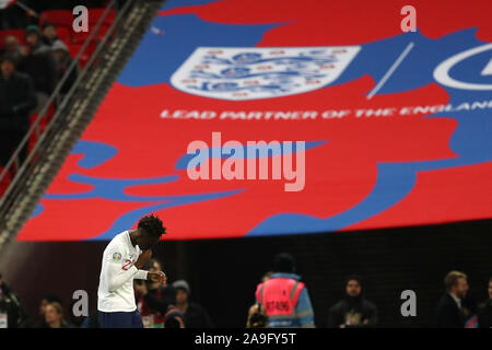 Londres, Royaume-Uni. 14Th Nov, 2019. Tammy Abraham de l'Angleterre célèbre après qu'il marque son 7e but des équipes. L'UEFA Euro 2020, un match de qualification du groupe, l'Angleterre v Monténégro au stade de Wembley à Londres, le jeudi 14 novembre 2019. Usage éditorial seulement. Cette image ne peut être utilisé qu'à des fins rédactionnelles. Usage éditorial uniquement, licence requise pour un usage commercial. Aucune utilisation de pari, de jeux ou d'un seul club/ligue/dvd publications photos par Andrew Andrew/Verger Verger la photographie de sport/Alamy live news Crédit : Andrew Orchard la photographie de sport/Alamy Live News Banque D'Images