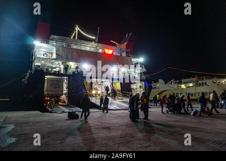 Le trafic de nuit avec les gens et les voyageurs qui quittent le port de Volos et hôtel de ville, Thessalie, Grèce Banque D'Images