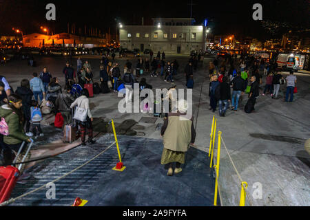 Le trafic de nuit avec les gens et les voyageurs qui quittent le port de Volos et hôtel de ville, Thessalie, Grèce Banque D'Images