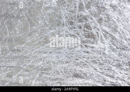 Feuille d'argent froissé la texture. Feuille de métal rugueuse matériau décoratif. Abstrait toile brillante. Banque D'Images