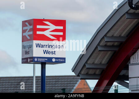 Inscrivez-vous à la station Gare de l'ouest de Warrington. Tôt pour être ouvert. Banque D'Images