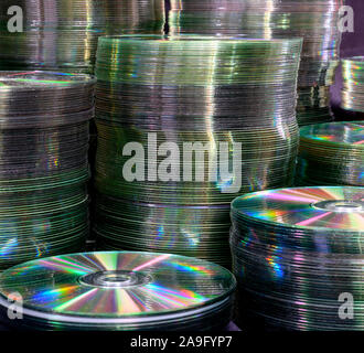 Vue de la création de piles de vieux CD et DVD. Banque D'Images