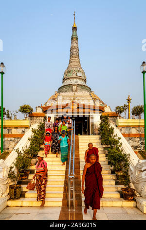 Birmans se rendant sur le Werawsana la pagode de Jade, Amarapura, Mandalay, Myanmar. Banque D'Images