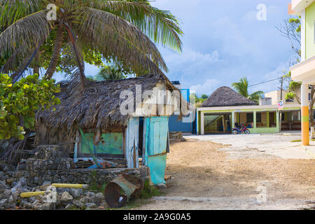 BOCA DE YUMA, RÉPUBLIQUE DOMINICAINE - 25 juin 2019 : chalet en bois délabrée sur la côte de Mer Banque D'Images
